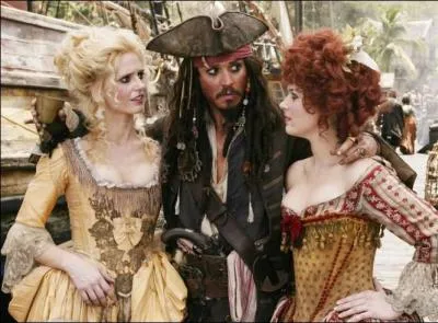 Comment s'appelle la fille qui est toujours avec Scarlett (la rousse) dans 'Pirates des Carabes' ?