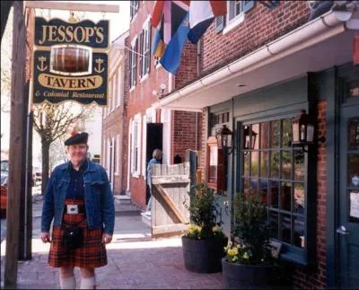 Quel est le nom de la ville la plus ancienne de la valle de la Delaware, qui contient de trs nombreux monuments historiques ?