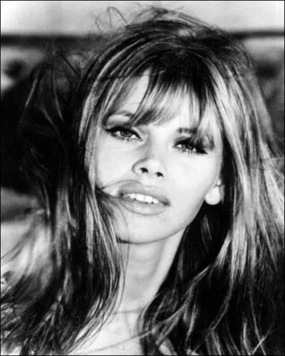 Intressons-nous  prsent  trois James Bond Girls... Le premire tait Bonne-Nuit dans 'L'homme au pistolet d'or' :