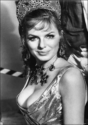 Le dernire n'tait pas une James Bond Girl majeure, elle tenait le petit rle de la fille scandinave dans 'Au Service de sa Majest' :