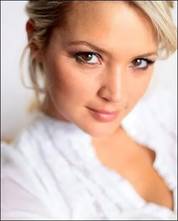 Cette charmante actrice a commenc sa carrire comme prsentatrice de tlvision, notamment pour 'Nouvelle Star' :