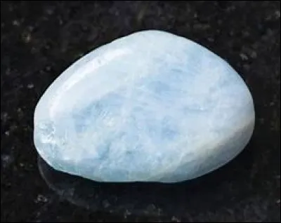 Et celle très jolie pierre, qu'est-ce donc ?