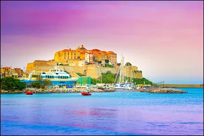 La cité médiévale de Calvi est la capitale de ...