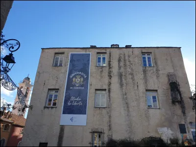 Dans quelle ville l'université de Corse est-elle située ?