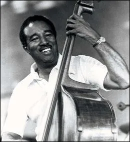 Ray Brown. Jazzman amricain contrebassiste. La contrebasse est...