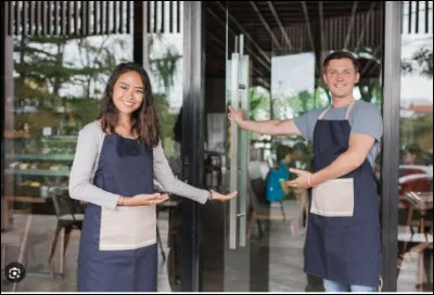 Quelle est la première chose à faire lorsquun client entre dans le lounge ?