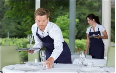 Pourquoi est-il important de vérifier discrètement les tables pendant le service ?
