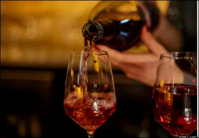 Avant de servir une boisson le serveur doit :