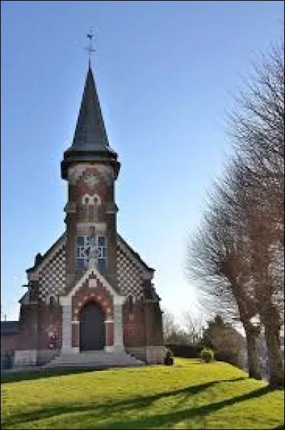 Voici l'église Saint-Fursy, à Authuille. Village des Hauts-de-France, dans l'arrondissement de Péronne, sur les bords de l'Ancre, il se situe dans le département ...