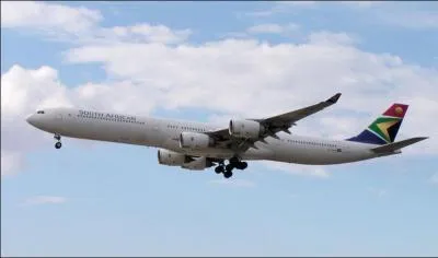 Equipé de 4 réacteurs, cet avion peut emmener jusqu'à 300 passagers :
