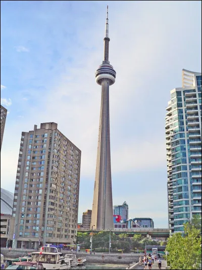 Où la tour CN est-elle située ?
