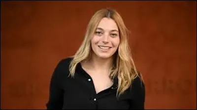 Quel est le titre du succès de la chanteuse Santa ?