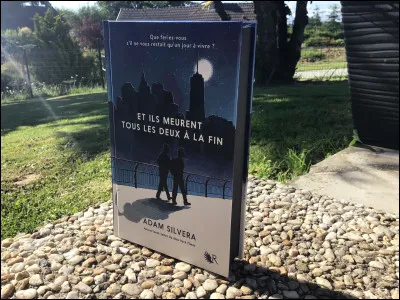 Qui a écrit "Et ils meurent tous les deux à la fin" ?