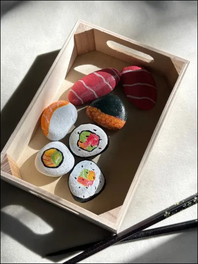 Les sushis sont son plat préféré.