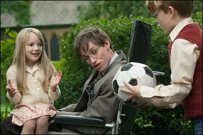 Quel film retrace la vie du célèbre astrophysicien Stephen Hawking ?