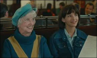 Comment est surnommée cette grand-mère dans le film culte "La Boum" ?