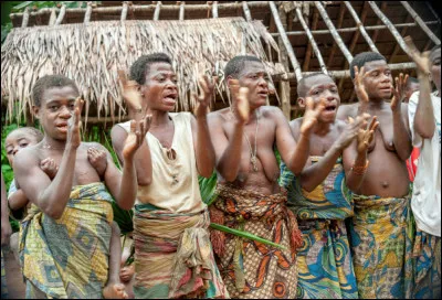 Qui sont ces individus appartenant à des populations spécifiques caractérisées par leur petite taille ?