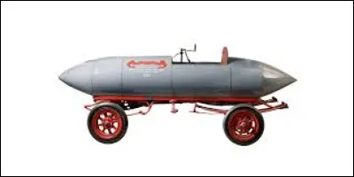 La Jamais contente est une automobile créée en 1898. Parmi ces trois affirmations, laquelle est fausse ?