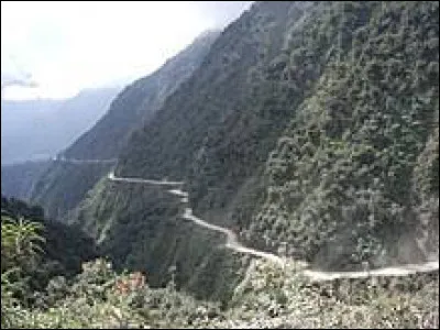 La route des Yungas est communément appelée la route de la mort et relie la capitale d'un pays d'Amérique du Sud à la ville de Coroico. Sur plus de 60 kilomètres, elle serpente et descend en pente raide dans cette région des Yungas. Dans quel État sommes-nous ?