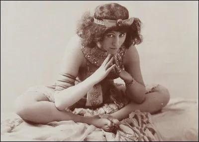 La romancière Colette commence sa carrière au Moulin Rouge, dans un spectacle de mime.