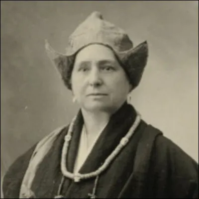 Dans quelle ville, capitale du Tibet, Alexandra David-Néel fut-elle la première Occidentale à pénétrer ?