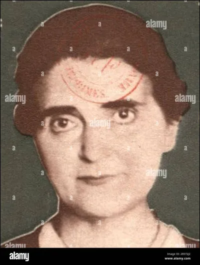 Où Suzanne Lacore fut-elle la première femme à entrer, en même temps que deux autres ?