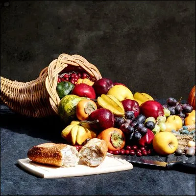 Quel champignon comestible, de son nom scientifique "Craterellus cornucopioides", est aussi appelé corne dabondance en raison de sa forme ?