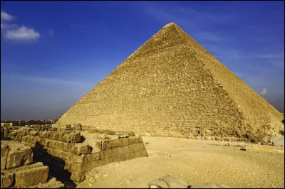 Dans quelle ville se situe la pyramide de Kheops, l'une des 7 merveilles du monde ?