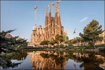 Dans quelle ville peut-on admirer ce monument dû (entre autres) au talentueux architecte catalan Antoni Gaudi ?
