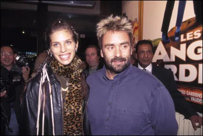 En 1991 à 15 ans, Aurélia Maïwenn entame une relation amoureuse avec Luc Besson (32ans), en 1993 à 17 ans elle donne naissance à une fille et en 1996 Luc Besson les abandonne totalement pour vivre avec Milla Jovovich.