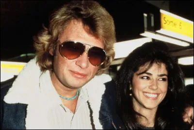 Laura Smet né en 1983, est la fille de Johnny Hallyday et d'Élisabeth Etienne dite Babeth, la deuxième épouse de Johnny