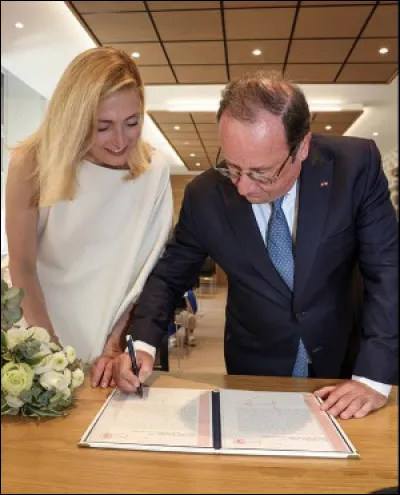 À 68 ans en 2022, Francois Hollande se marie avec Julie Gayet, c'est le premier mariage de sa vie.