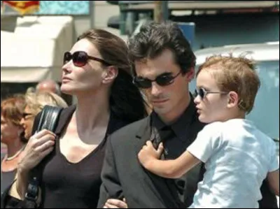 En 2001 Carla Bruni met au monde un garçon dont le père est Raphaël Enthoven qui est le fils du précédent compagnon de Carla Bruni Jean-Paul Enhoven.