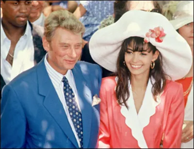En 1990 puis en 1994, Johnny Halliday se marie 2 fois avec la même femme, Laetitia Boudou.