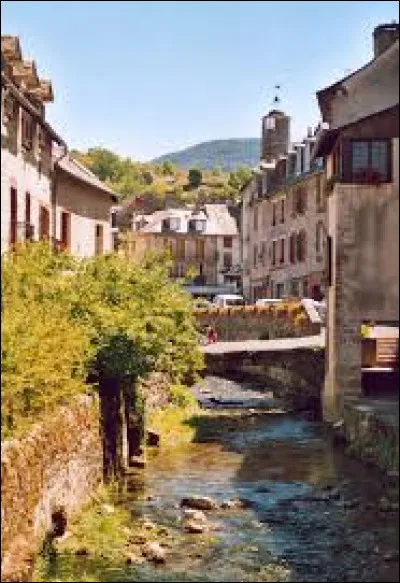 Nous partons dans le Gévaudan, à La Canourgue. Ville de l'arrondissement de Mende, sur les bords du Lot, traversée par l'Urugne (image), elle se situe dans le département ...