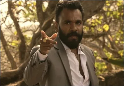 Qui se fait enfermer par Carlos Singh dans la saison 3 ?