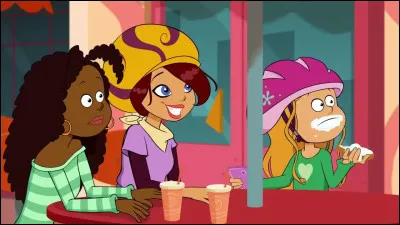 Qui est la personne du milieu ? (avec les cheveux roses) ?