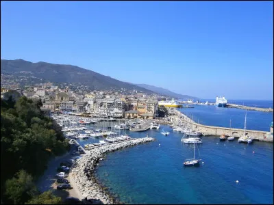 Quelle est la superficie de la Corse ?