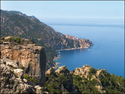 Comment s'appellent les deux parties de la Corse ?