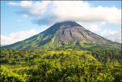 Quel volcan actif est l'un des plus célèbres du Costa Rica ?