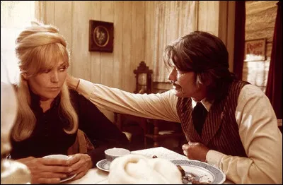 Quelle actrice donne la r&eacute;plique &agrave; Charles Bronson dans le film "Le Bison blanc", sorti en 1977 ?