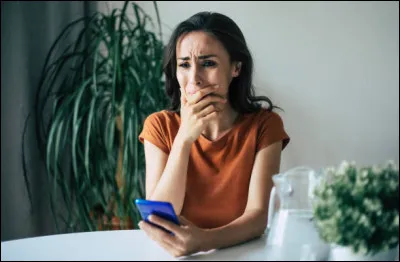 Il n'y a pas que des jours heureux, voyez un peu cet enfant qui réclame les bons offices du "Raccommodeur de faïence et de porcelaine" , pourquoi ?