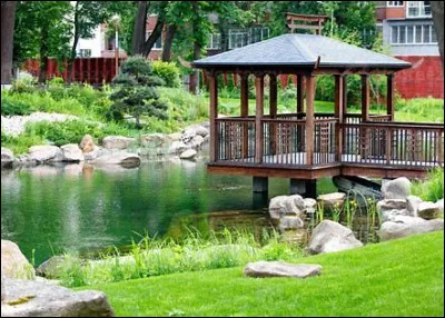 Quand "on n'a pas tous les jours vingt ans", on va déjeuner sur l'herbe et "Tous les amoureux de ces demoiselles / Sont venus le soir à leur tour. Où entend-on chanter quelques duos d'amour ?