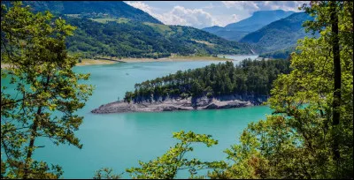 Dans quel d&eacute;partement le lac de Monteynard-Avignonet est-il situ&eacute; ?