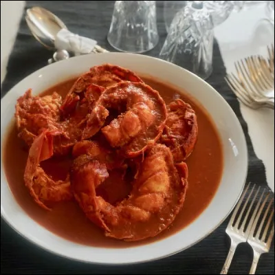 Où a été inventée la fameuse sauce américaine qui accompagne à merveille de nombreux crustacés, et notamment ces queues de langoustes ?