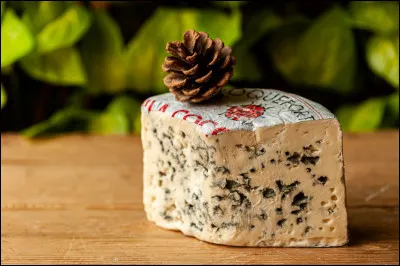 Avec quel lait est confectionné le roquefort ?