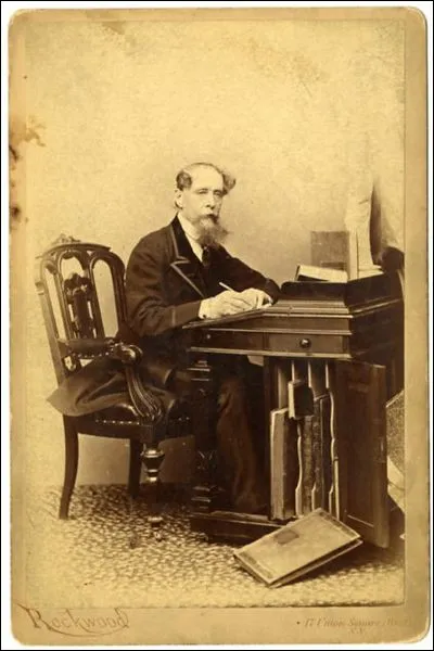 Qui se cache derrière le pseudonyme de "Boz" ?