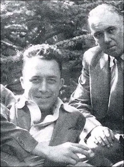Son professeur de philosophie en 1933 va influencer son écriture en...
