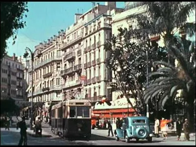 Dans quel métier se lance-t-il en 1938 ?