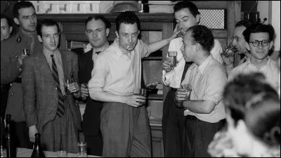 L'année suivante il entre en clandestinité et rejoint la résistance. Il prend la direction du journal ...